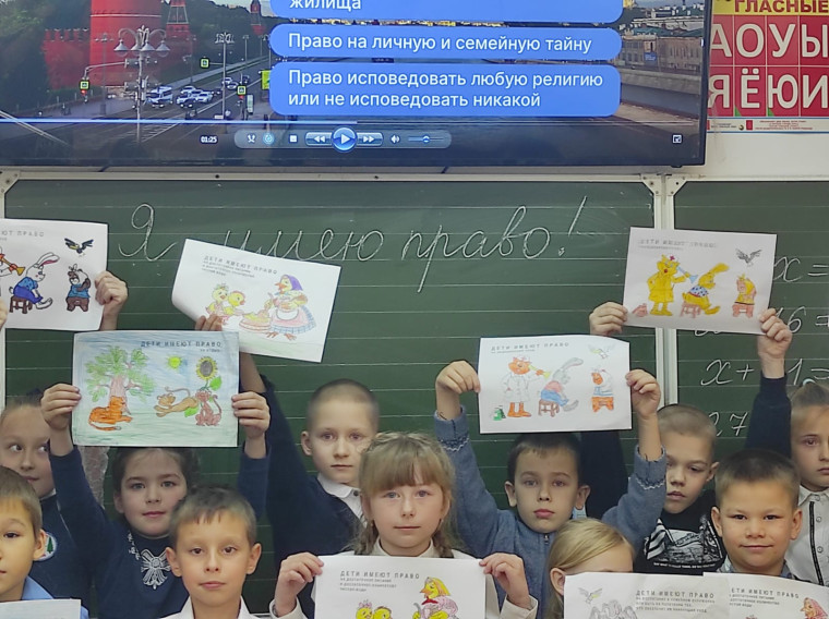 В нашей школе учителя истории провели мероприятие посвященное «Дню принятия Федеральных конституционных законов о Государственных символах Российской Федерации».